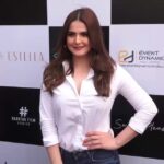 Zareen Khan Instagram - For @vikramphadnis film #SmilePlease mahurat 💫 Video courtesy - @manav.manglani #ZareenKhan