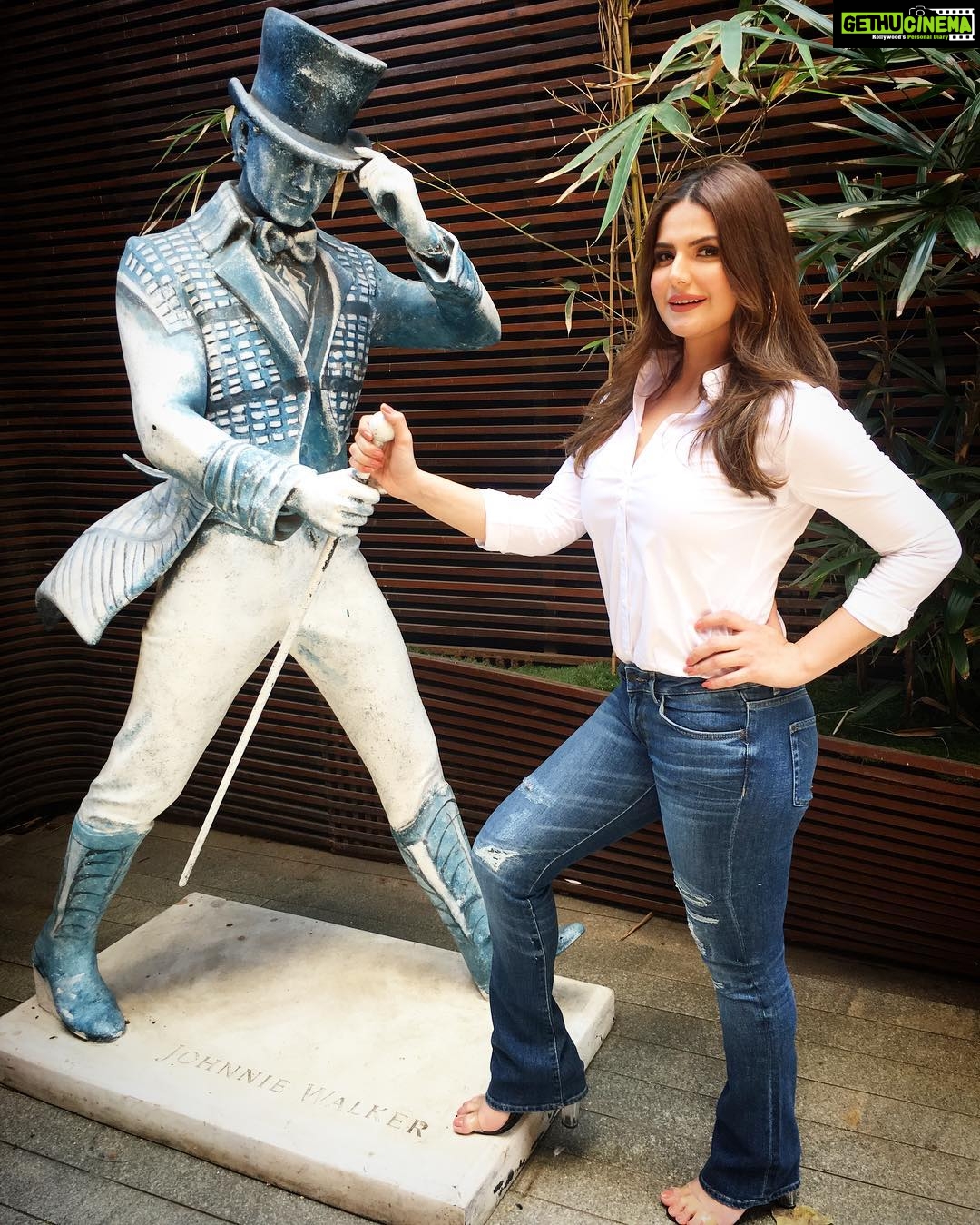 Zareen Khan Instagram - 🎠Shirt - @marksandspencer @marksandspencerindia Jeans - @zara @zaraindiaofficial HMU - @tush_91 Styled - @trishadjani Everything put into place by my superwoman @ronitasharmarekhi #Basics #Classic #Denim #OOTD #ZareenKhan