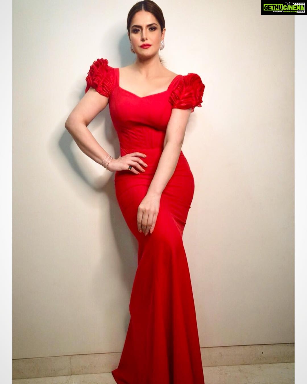 Zareen Khan Instagram - 🌹 #NykaaFeminaBeautyAwards2019 #NFBA2019 #PoseyMuch #RedAlert #Red #ZareenKhan