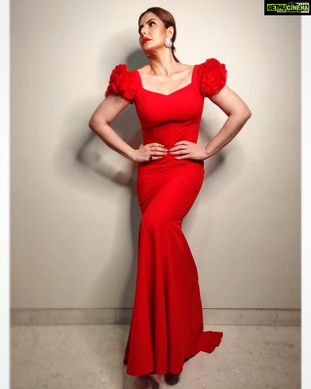 Zareen Khan Instagram - 🌹 Gown - @rebeccadewanofficial Jewellery - @anmoljewellers Make up - @tush_91 Hair - #Rekhaji Styled by @trishadjani Manager - @ronitasharmarekhi #NykaaFeminaBeautyAwards2019 #NFBA2019 #PoseyMuch #RedAlert #Red #ZareenKhan
