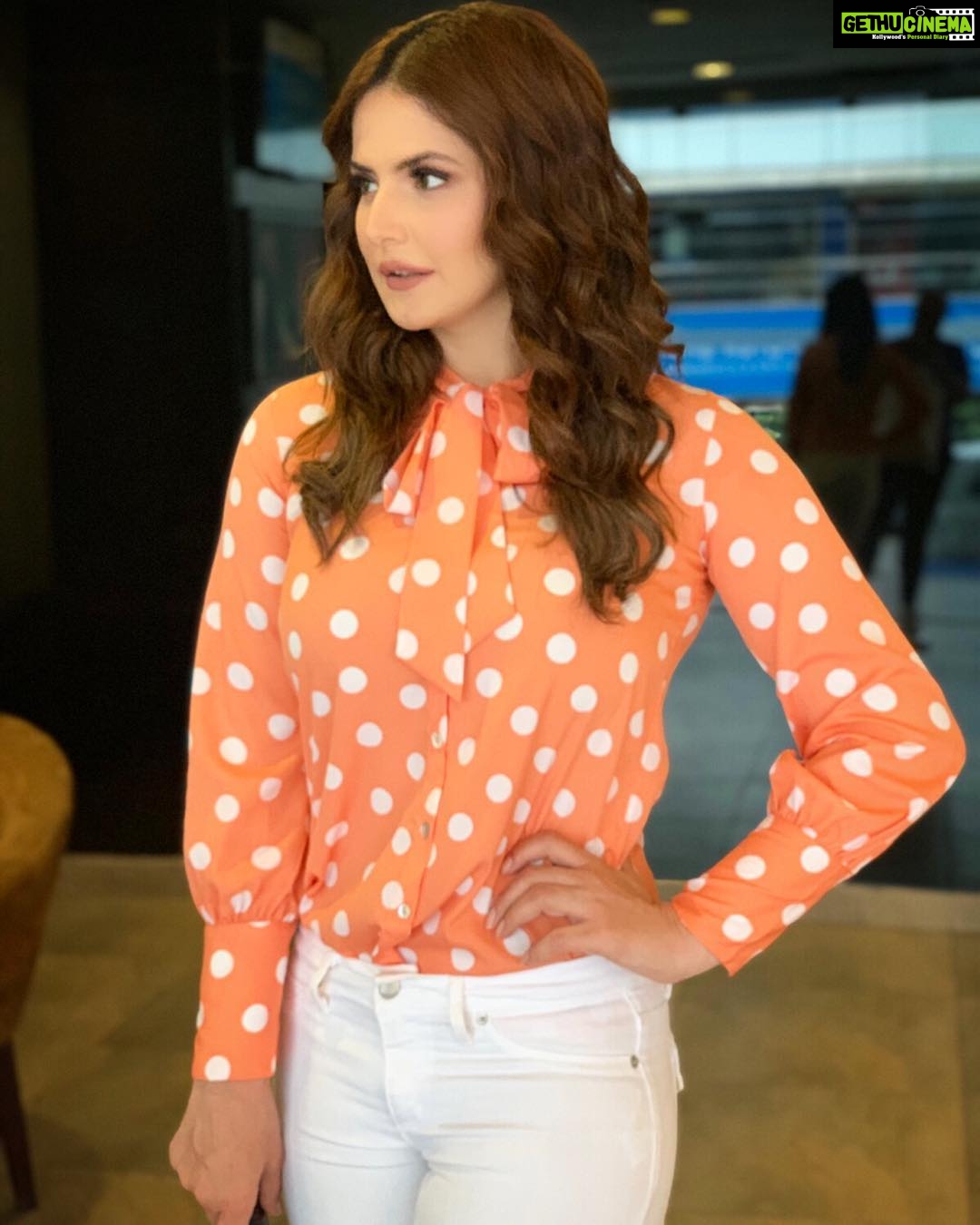 Zareen Khan Instagram - 🍊 Top - @anitadongre #AND Jeans - @bebe_stores HMU - @rishabskhanna #OOTD #Polka #PolkaDots #Retro #ZareenKhan