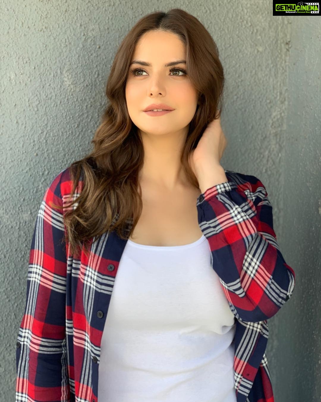 Zareen Khan Instagram - Hair & Makeup on point ! Thank u @rishabskhanna 💙 #Checks #Casuals #Denims #OOTD #ZareenKhan