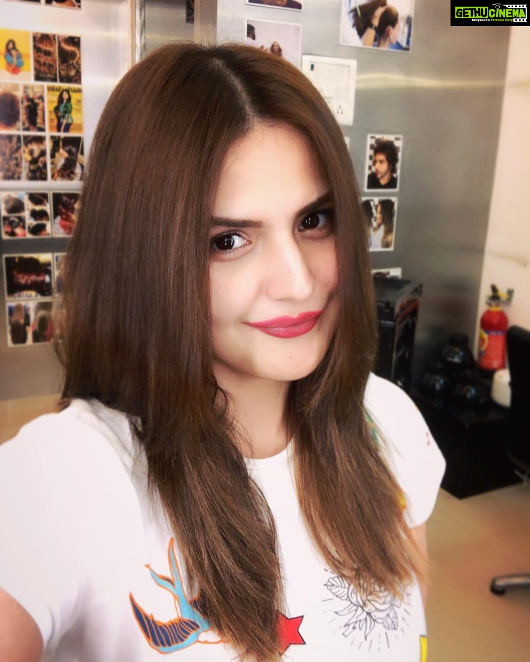 Zareen Khan Instagram - 💇🏻♀️ #HairMakeover #HairCare #TuesdayTransformation #ZareenKhan @placidsalon