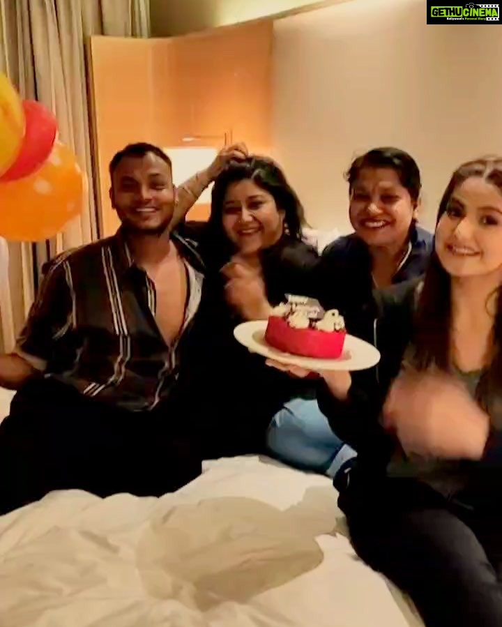 Zareen Khan Instagram - Woman’s Day celebrations continue with Zee Squad💥 @ronitasharmarekhi @tush_91 @bosebabita Esp. Thanks to #Rumana for the awesome cake and balloons ❤️ #HappWomansDay #ZeeSquad #Celebrations #ZareenKhan