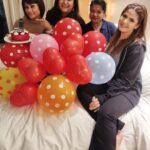 Zareen Khan Instagram - Woman’s Day celebrations continue with Zee Squad💥 @ronitasharmarekhi @tush_91 @bosebabita Esp. Thanks to #Rumana for the awesome cake and balloons ❤️ #HappWomansDay #ZeeSquad #Celebrations #ZareenKhan