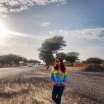 Zareen Khan Instagram - Road Tripping 🛣 📸 - @tush_91 #RoadTrip #Drive #BikanerToMandawa #Rajasthan #TravelWithZareen #TravelDiaries #WanderLust #HappyHippie #ZareenKhan