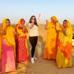 Zareen Khan Instagram - घूमर #DesertSafari #Ghoomar #Folk #Dance #Thar #Desert #Bikaner #Rajasthan #TravelWithZareen #TravelDiaries #ZareenKhan Video courtesy - @tush_91 Thar Desert Camps