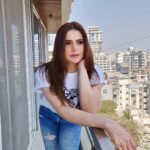 Zareen Khan Instagram - 🦋💫 Tshirt - @bewakoofofficial Jeans - @zara @zaraindiaofficial HMU - @tush_91 #CasualStyle #Classic #Denim #ZareenKhan
