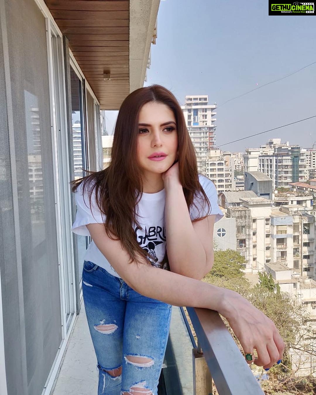 Zareen Khan Instagram - 🦋💫 Tshirt - @bewakoofofficial Jeans - @zara @zaraindiaofficial HMU - @tush_91 #CasualStyle #Classic #Denim #ZareenKhan