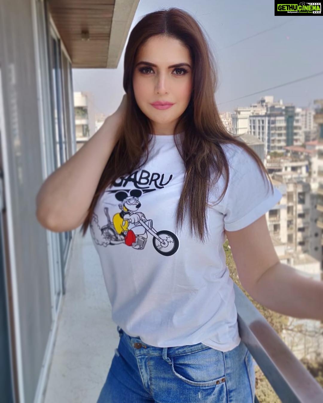Zareen Khan - 306.8K Likes - 🦋
Tshirt - @bewakoofofficial
Jeans - @zara @zaraindiaofficial
HMU - @tush_91
#CasualStyle #Classic #Denim #ZareenKhan