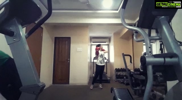 Zareen Khan Instagram - Starting the week with packing punches 🥊 Thank u to my coach @irfanikkhan for being so patient with me while teaching me this skill. P.S. Boxing is a great stress buster apart from all its amazing benefits 😁 #MondayMotivation #MMA #Boxing #BringItOn #ZareenKhan
