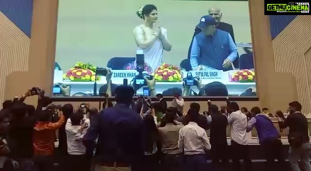 Zareen Khan Instagram - Feeling overwhelmed on receiving the honour of HINDI CINEMA GAURAV at the HINDI CINEMA SAMMAN SAMAROH held at the VIGYAN BHAWAN in Delhi. #11thGlobalFilmFestival2018 #HindiCinemaSammanSamaroh #HindiCinemaGaurav #VigyanBhawan #Delhi #ZareenKhan #Blessed #Gratitude