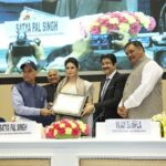 Zareen Khan Instagram - Feeling overwhelmed on receiving the honour of HINDI CINEMA GAURAV at the HINDI CINEMA SAMMAN SAMAROH held at the VIGYAN BHAWAN in Delhi. Spl. Thanks to @rhythmdatta from #DearcEntertainment #11thGlobalFilmFestival2018 #HindiCinemaSammanSamaroh #HindiCinemaGaurav #VigyanBhawan #Delhi #ZareenKhan #Blessed #Gratitude