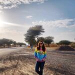 Zareen Khan Instagram - Road Tripping 🛣 📸 - @tush_91 #RoadTrip #Drive #BikanerToMandawa #Rajasthan #TravelWithZareen #TravelDiaries #WanderLust #HappyHippie #ZareenKhan