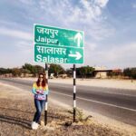 Zareen Khan Instagram - Road Tripping 🛣 📸 - @tush_91 #RoadTrip #Drive #BikanerToMandawa #Rajasthan #TravelWithZareen #TravelDiaries #WanderLust #HappyHippie #ZareenKhan