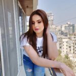 Zareen Khan Instagram - 🦋💫 Tshirt - @bewakoofofficial Jeans - @zara @zaraindiaofficial HMU - @tush_91 #CasualStyle #Classic #Denim #ZareenKhan