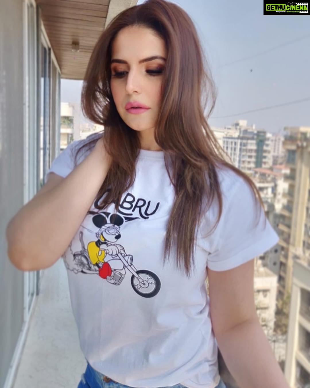Zareen Khan - 306.8K Likes - 🦋
Tshirt - @bewakoofofficial
Jeans - @zara @zaraindiaofficial
HMU - @tush_91
#CasualStyle #Classic #Denim #ZareenKhan