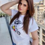 Zareen Khan Instagram - 🦋 Tshirt - @bewakoofofficial Jeans - @zara @zaraindiaofficial HMU - @tush_91 #CasualStyle #Classic #Denim #ZareenKhan