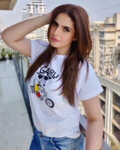 Zareen Khan Instagram - 🦋
Tshirt - @bewakoofofficial 
Jeans - @zara @zaraindiaofficial 
HMU - @tush_91 
#CasualStyle #Classic #Denim #ZareenKhan