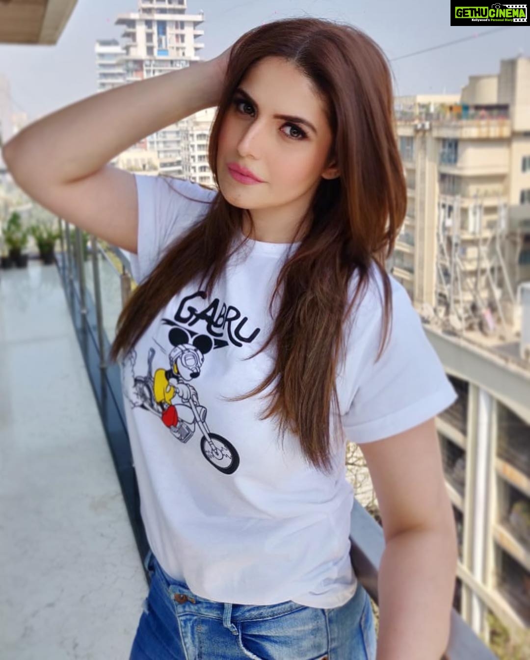 Zareen Khan - 306.8K Likes - 🦋
Tshirt - @bewakoofofficial
Jeans - @zara @zaraindiaofficial
HMU - @tush_91
#CasualStyle #Classic #Denim #ZareenKhan