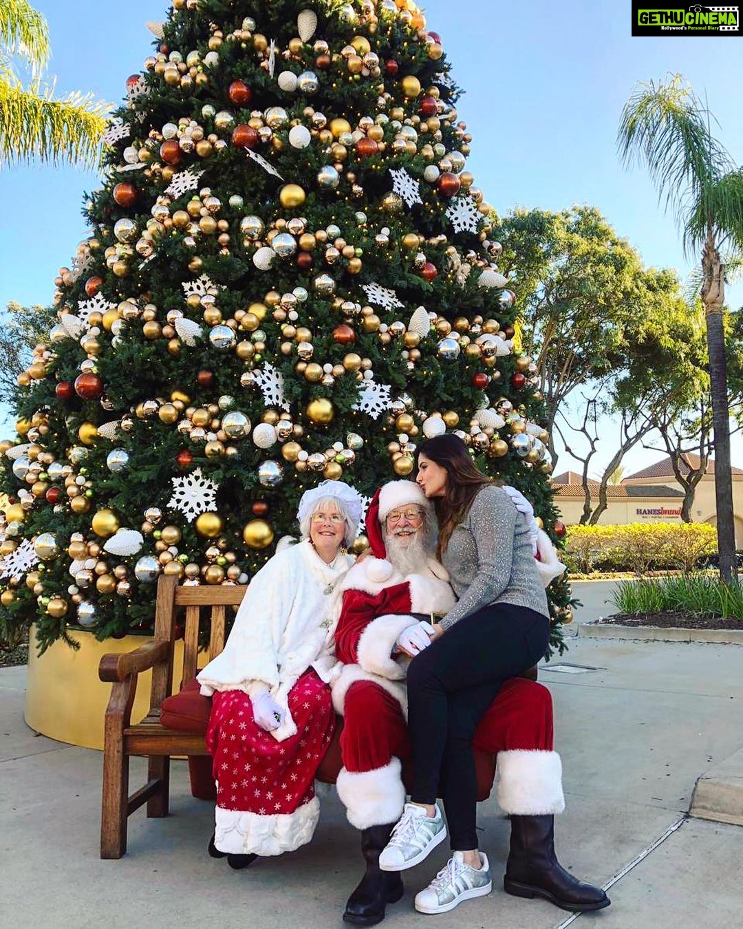 Zareen Khan Instagram - Merry Christmas 🎄 #Christmas2018 #LosAngeles #California #TravelWithZareen #ZareenKhan #VisitCalifornia @visitcalifornia Los Angeles, California