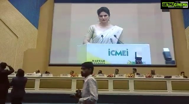 Zareen Khan Instagram - Feeling overwhelmed on receiving the honour of HINDI CINEMA GAURAV at the HINDI CINEMA SAMMAN SAMAROH held at the VIGYAN BHAWAN in Delhi. #11thGlobalFilmFestival2018 #HindiCinemaSammanSamaroh #HindiCinemaGaurav #VigyanBhawan #Delhi #ZareenKhan #Blessed #Gratitude