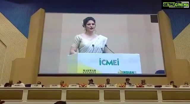 Zareen Khan Instagram - Feeling overwhelmed on receiving the honour of HINDI CINEMA GAURAV at the HINDI CINEMA SAMMAN SAMAROH held at the VIGYAN BHAWAN in Delhi. #11thGlobalFilmFestival2018 #HindiCinemaSammanSamaroh #HindiCinemaGaurav #VigyanBhawan #Delhi #ZareenKhan #Blessed #Gratitude