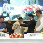 Zareen Khan Instagram - Feeling overwhelmed on receiving the honour of HINDI CINEMA GAURAV at the HINDI CINEMA SAMMAN SAMAROH held at the VIGYAN BHAWAN in Delhi. Spl. Thanks to @rhythmdatta from #DearcEntertainment #11thGlobalFilmFestival2018 #HindiCinemaSammanSamaroh #HindiCinemaGaurav #VigyanBhawan #Delhi #ZareenKhan #Blessed #Gratitude