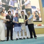 Zareen Khan Instagram - Feeling overwhelmed on receiving the honour of HINDI CINEMA GAURAV at the HINDI CINEMA SAMMAN SAMAROH held at the VIGYAN BHAWAN in Delhi. Spl. Thanks to @rhythmdatta from #DearcEntertainment #11thGlobalFilmFestival2018 #HindiCinemaSammanSamaroh #HindiCinemaGaurav #VigyanBhawan #Delhi #ZareenKhan #Blessed #Gratitude