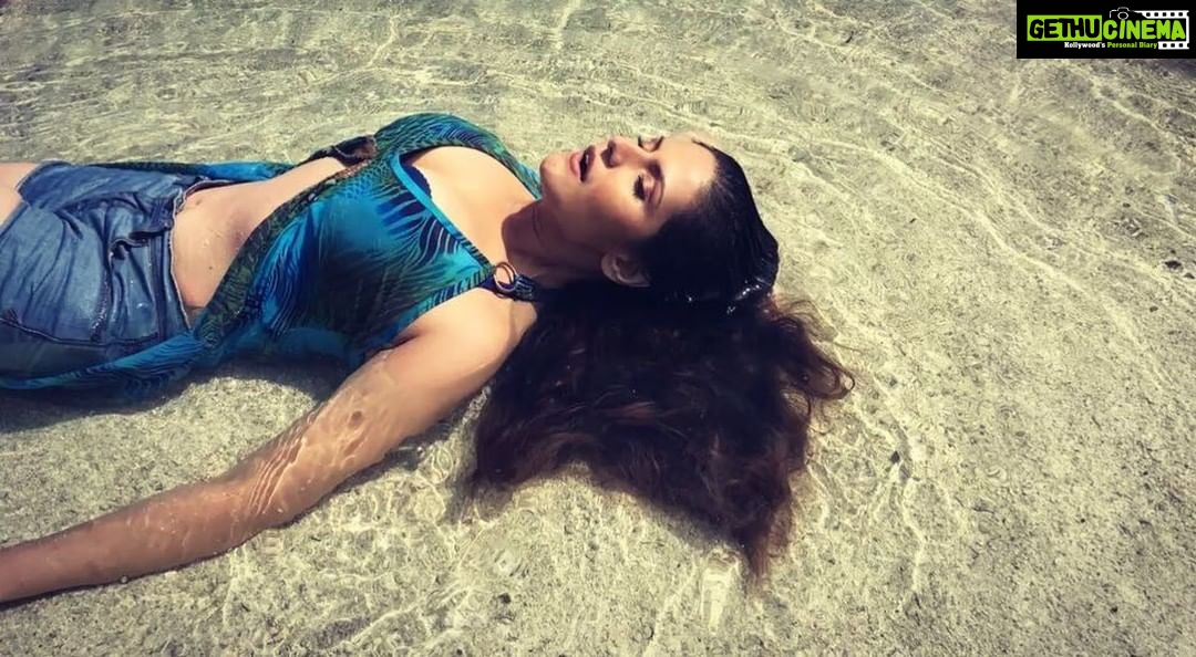 Zareen Khan Instagram - 🌊🌊🌊☀️ #ThrowbackThursday #Mood #TakeMeToTheBeach #TravelWithZareen #Mauritius #TravelDiaries #WanderLust #ZareenKhan #TbT