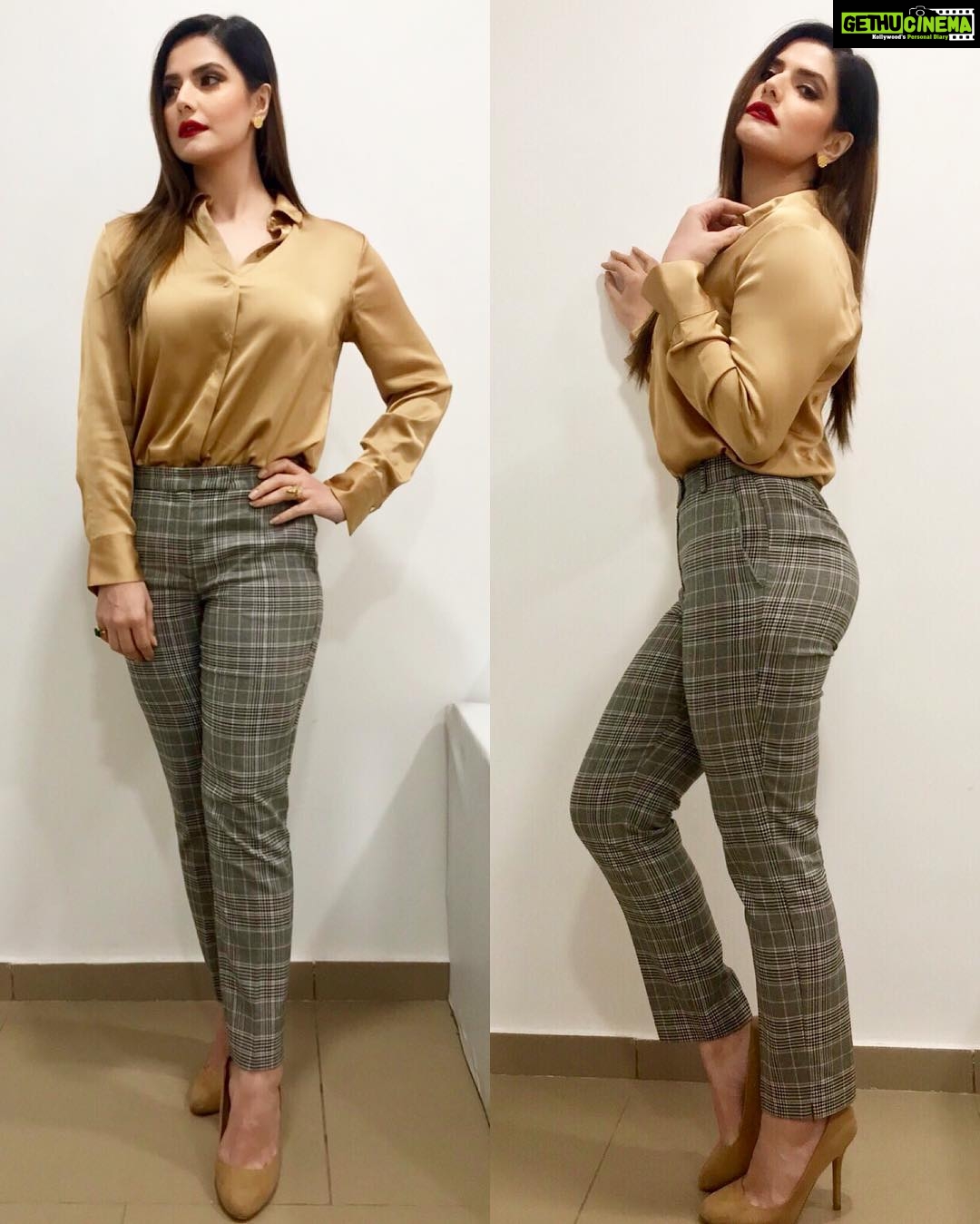 Zareen Khan - 287.2K Likes - For Patrons Bill Back Pvt. Ltd event. Blouse & Trousers - @marksandspencerindia
Jewellery - @minerali_store
Styled by - @castelino_priyanka
Assisted by - @andy.gabriella & Ronak Jain
📸 - @bodyholics / @skyfallenstardust
#AboutLastEvening #Ankleshwar #ZareenKhan