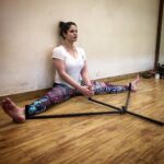 Zareen Khan Instagram - S.T.R.E.T.C.H with @anshukayoga !!! #GettingThere #Yoga #MondayMotivation #ZareenKhan