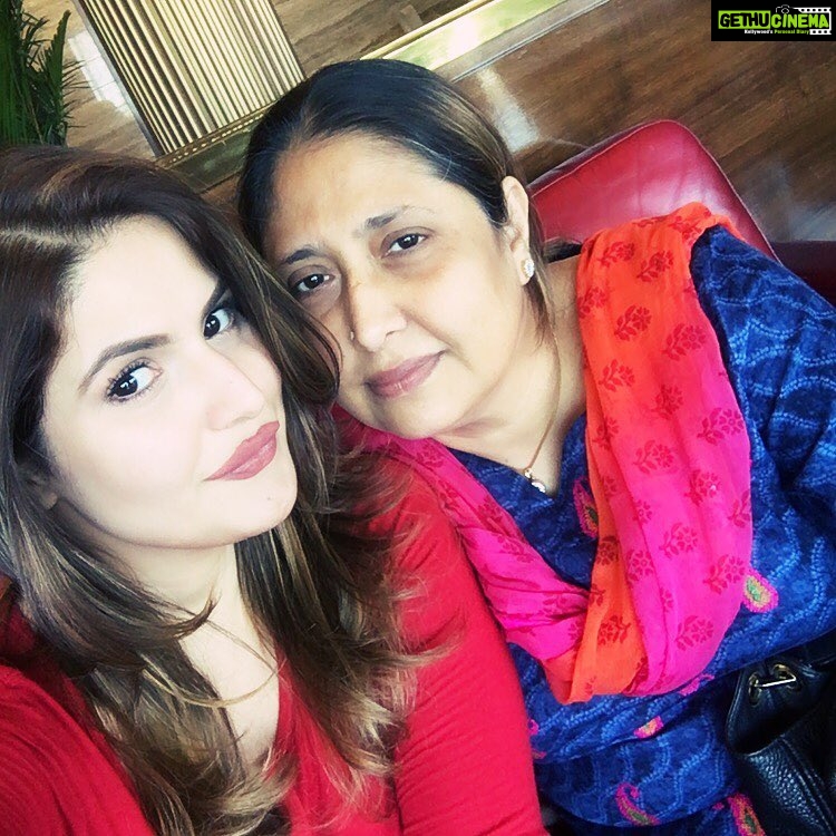 Zareen Khan Instagram - Happy Father’s Day , Mom ! ❤️ #MyWorld #MyLife #MyEverything #PleaseDontEverLeaveMe #EmoDaysLikeThese #ZareenKhan