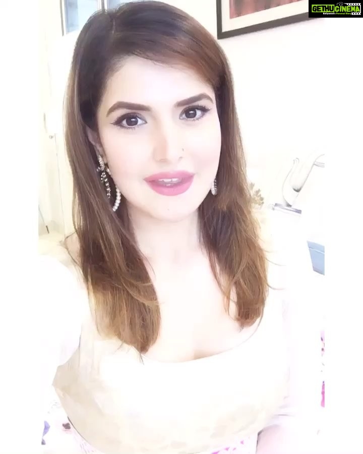 Zareen Khan Instagram - Eid Mubarak to All ✨✨✨ #EidMubarak #ZareenKhan