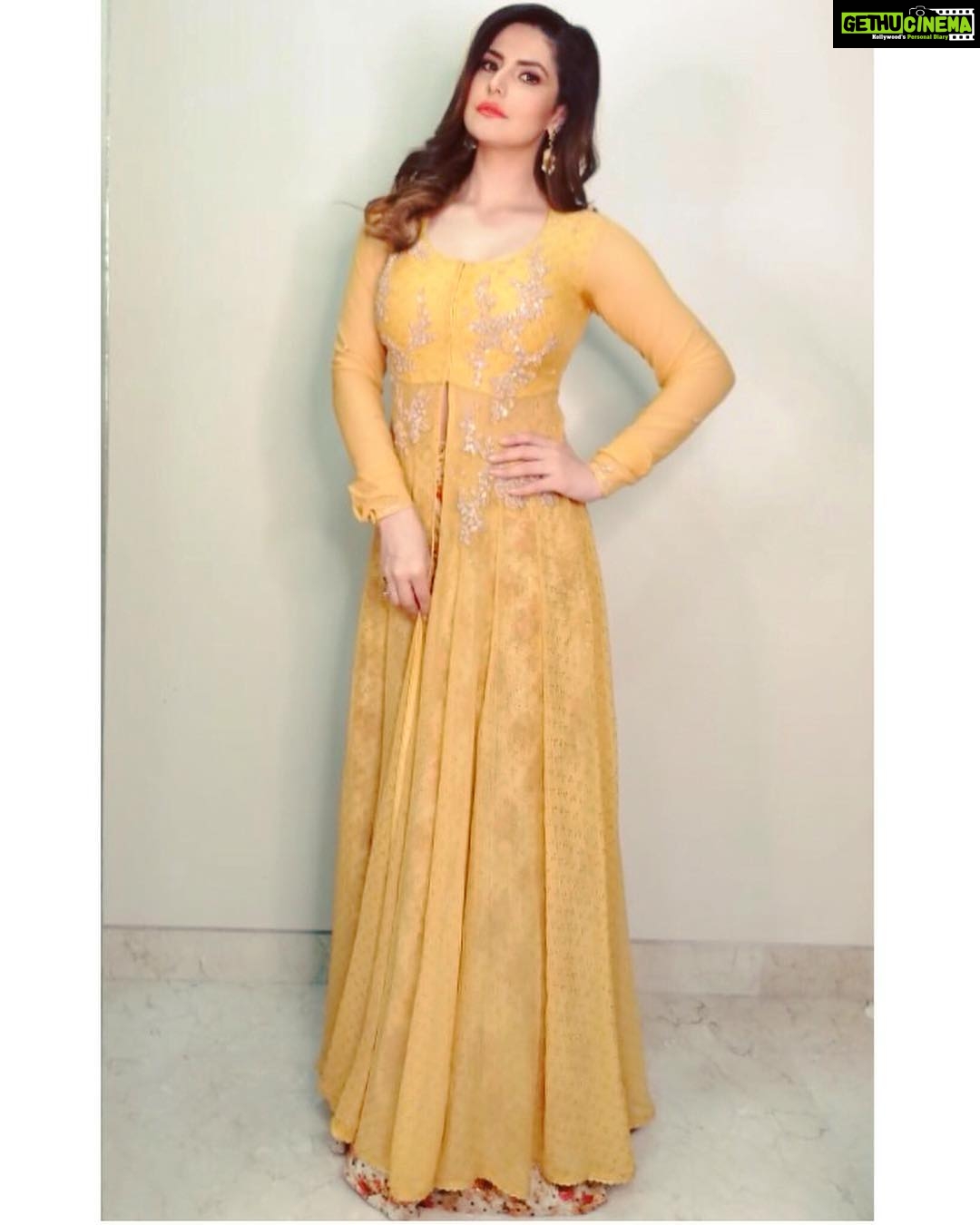 Zareen Khan Instagram - For the trailer launch of #UdneDo Outfit - @dollyjstudio Jewellery - @jewelsaga.jaipur Make up - @makeupbyreshmerchant Hair - @bosebabita Styled - @trishadjani #UdneDo #ZareenKhan