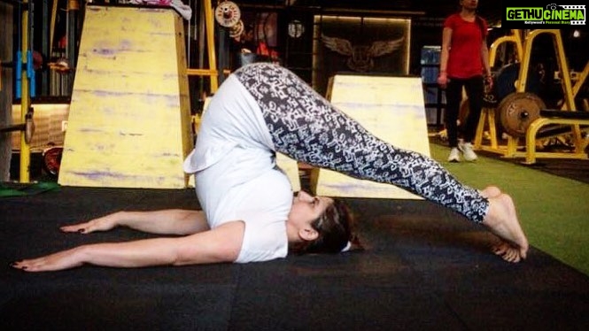 Zareen Khan Instagram - Getting there ... π€Έπ»ββοΈπ§π»ββοΈ #NewBeginnings #FlexYourAbility #BodyHolics #Halasana #Yoga #MondayMotivation #ZareenKhan