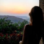 Zareen Khan Instagram - The Earth has music for those who Listen 🧡 #Sunset #Panchgani #India #TravelDiaries #BeautifulDestinations #WanderLust #TravelWithZareen #HappySunday #ZareenKhan