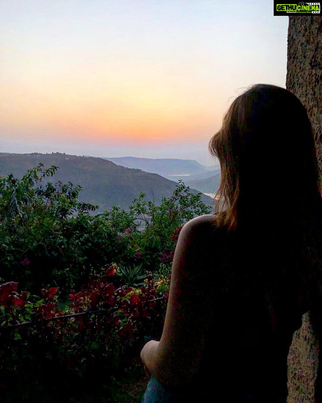 Zareen Khan Instagram - The Earth has music for those who Listen 🧡 #Sunset #Panchgani #India #TravelDiaries #BeautifulDestinations #WanderLust #TravelWithZareen #HappySunday #ZareenKhan