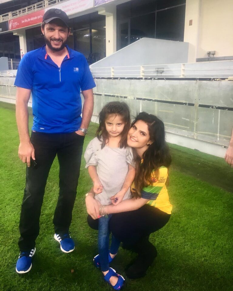 Zareen Khan Instagram - Isn’t she a doll ?! ♥️ #LikeFatherLikeDaughter #AsmaraAfridi #HappyShinyPeople #TeamPakhtoon #T10CricketLeague #CricketForPeace #GeneralPetroleum #GP #UnitedForPeace #Dubai #UAE✌🏻
