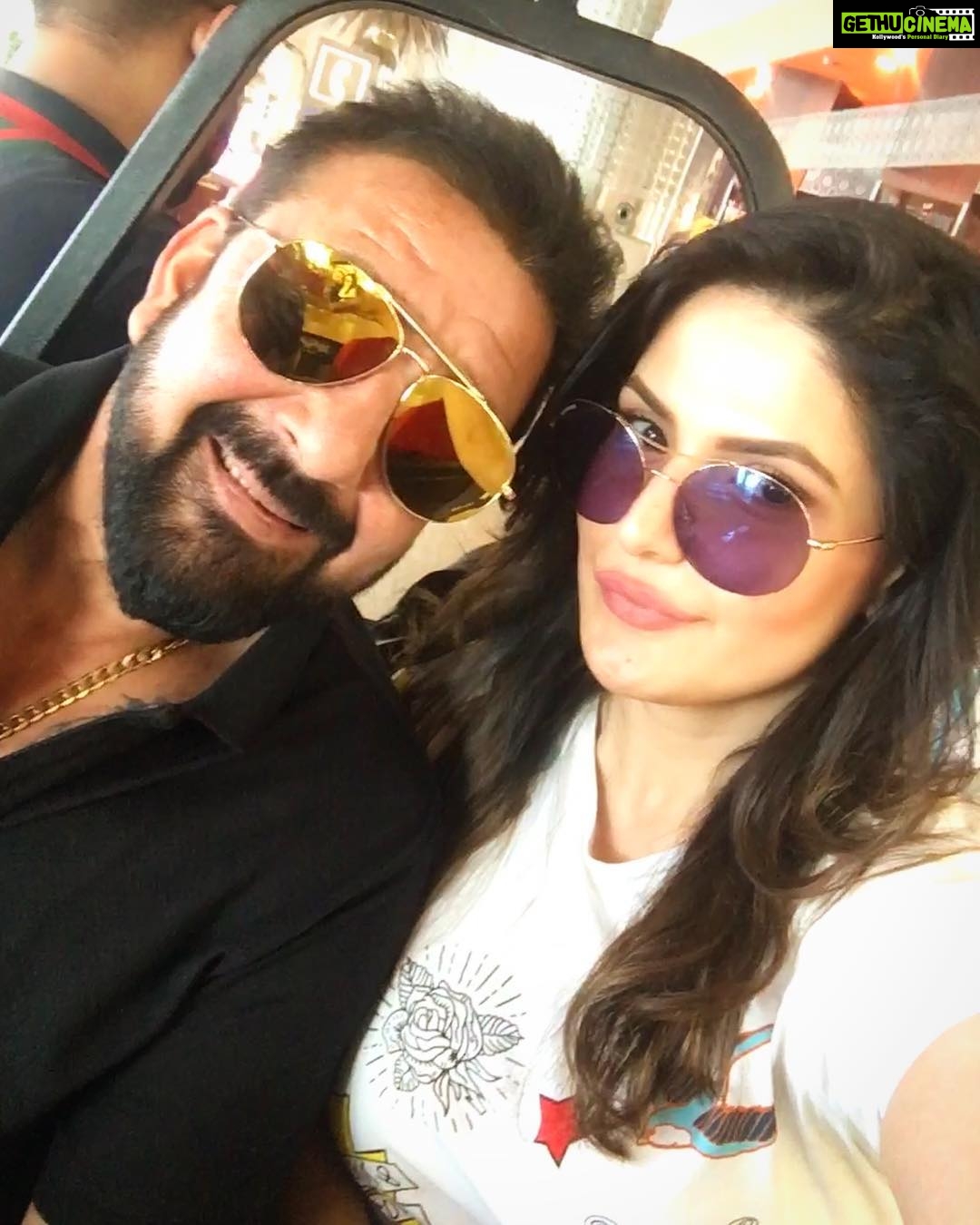 Zareen Khan Instagram - Happiness is whn u bump into your fav person ... Unexpectedly ! 💛💃🏼✨ @duttsanjay #ManWithAGoldenHeart #TheRealMunnaBhai #SunglassesGameStrong #AirportDiaries