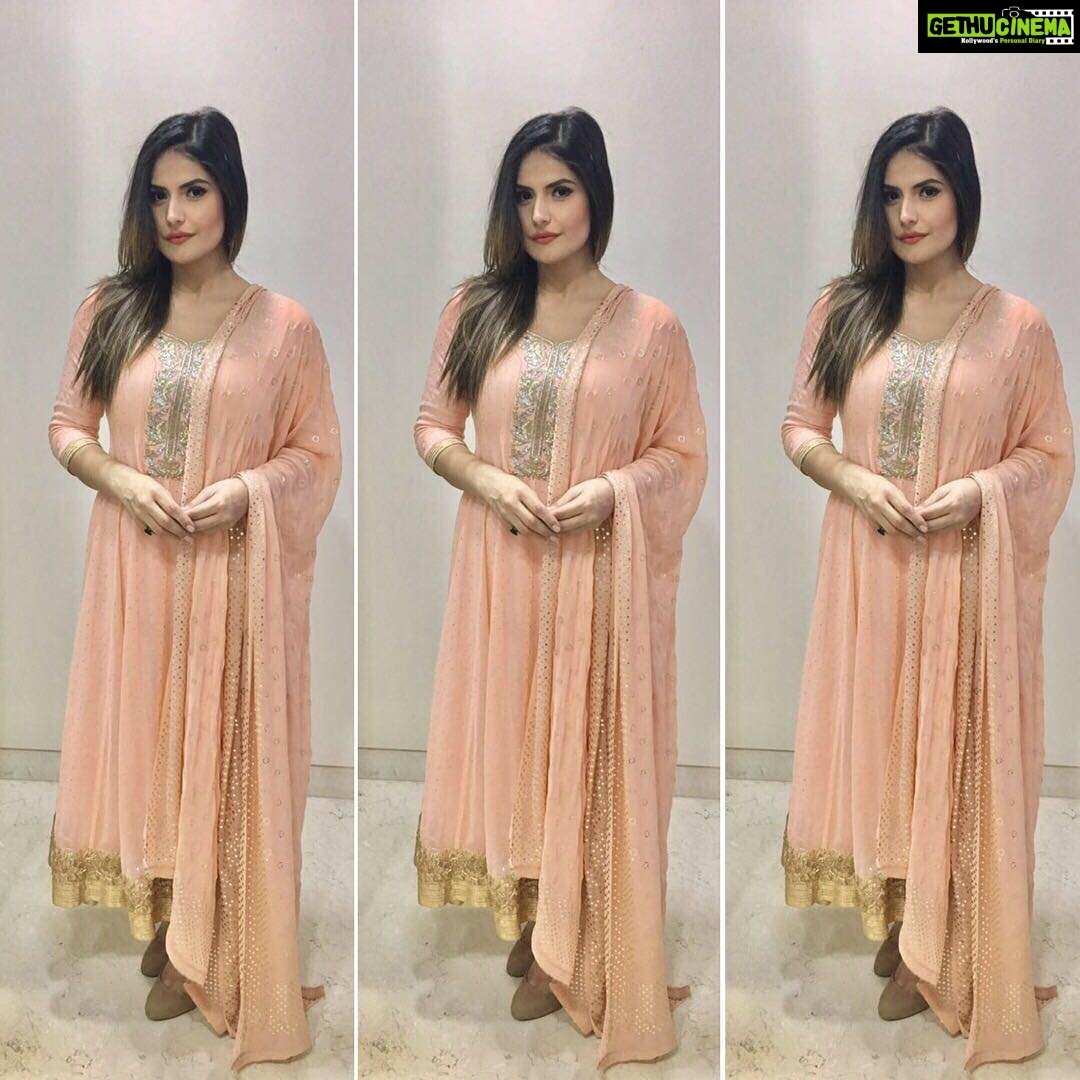 Zareen Khan Instagram - Wearing this beautiful peach georgette Anarkali from @bhumikagrover festive collection for Ganpati Darshan. Styled by - @instagladucame @maddiea24 #bhumikagrover #gucgladucame