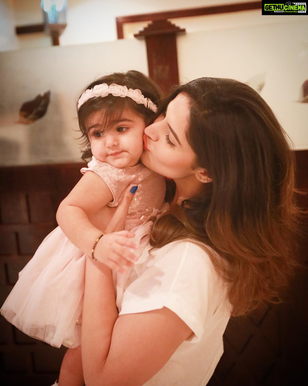 Zareen Khan Instagram - And I can't believe tht she's already 1 year old today ! β€οΈ Happy Birthday my lil doll π Thank u God for sending her to us πΌπ»β¨β¨β¨ #HappyBirthdayRhea #ShesMine #HumariChotiSiBeti #Blessed #MaajhiMaitreen