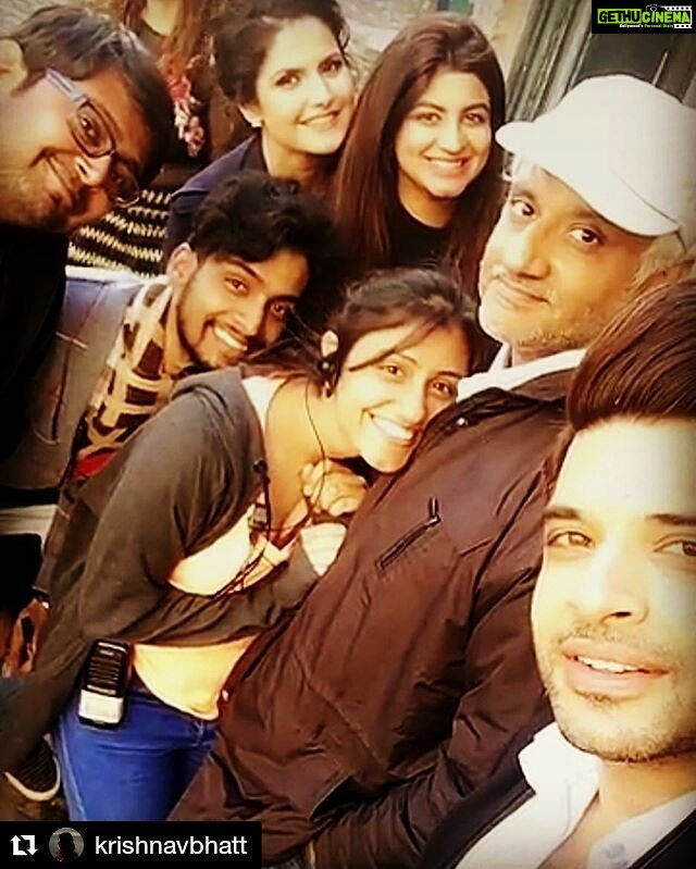 Zareen Khan Instagram - That look on @vikrampbhatt sir's face ... Priceless ! πππ #1921 #OnShootShenanigans #UnitedKingdom #Repost @krishnavbhatt (@get_repost) γ»γ»γ» Cramming into one frame since 1921. #1921 #yorkshire #punshline