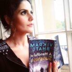 Zareen Khan Instagram - I believe in timings and there cudnt have been more perfect timing than right now to start reading this book #AHandfulOfSunshine by my favourite storyteller @vikrampbhatt ✨✨✨ #ShootDiaries #1921 #Bradford #Yorkshire #UnitedKingdom