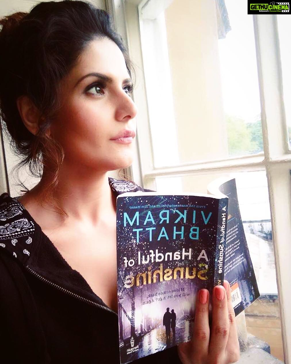 Zareen Khan Instagram - I believe in timings and there cudnt have been more perfect timing than right now to start reading this book #AHandfulOfSunshine by my favourite storyteller @vikrampbhatt ✨✨✨ #ShootDiaries #1921 #Bradford #Yorkshire #UnitedKingdom