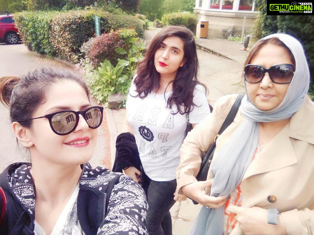 Zareen Khan Instagram - The Three Musketeers ❤️ #Bradford #Yorkshire #UnitedKingdom #TravelDiaries #LaFamilia #TravelWithZareen