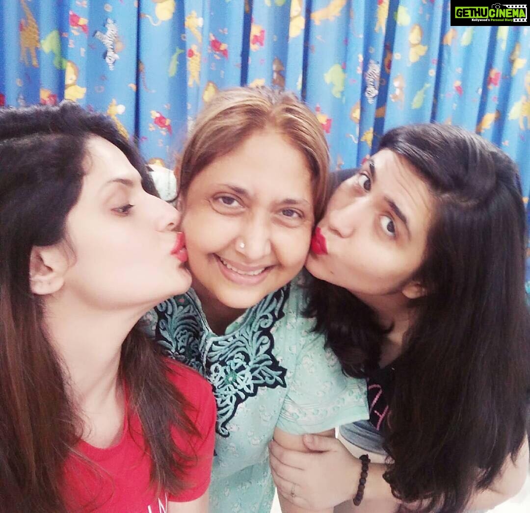 Zareen Khan Instagram - Every day is Mother's Day bcoz mom, without u I'm nothing. I'm so thankful to God for giving me u as my mother. Happy Mother's Day ! ❤️ #MyWorld #LoveOfMyLife #MyStrength #ForeverAndAlways #MaajhiJannani
