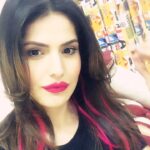 Zareen Khan Instagram - Thank u @placidsalon for this beautiful hair makeover ..... Loveeeee it ! 🦄💗 #PinkHairDontCare