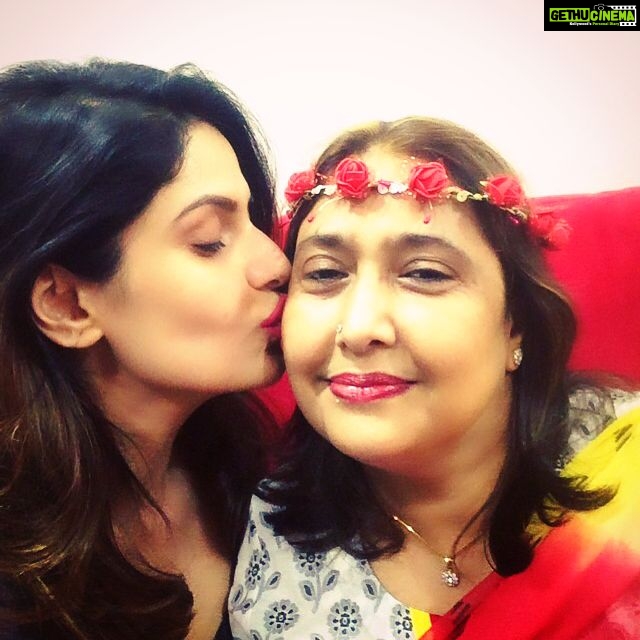 Zareen Khan Instagram - Happiest Birthday Mommy πππππΌπ€π Thank u for being u ... without u I'm nothing π¦β€οΈ God bless u always πΌπ»πβ¨ #LoveOfMyLife #MyWorld #MyStrength #MyLifeLine #AlwaysAndForever #MaajhiJannani #HappyBirthday #TaurusSeason