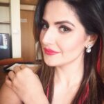 Zareen Khan Instagram – Wearing this delicate looking beautiful earrings and handcuff by @aquamarine_jewellery fr an event in Surat ! 💎
#AboutYesterday #Surat